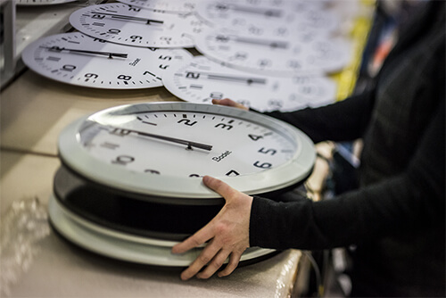 Manufacture of a Profil 900 clock