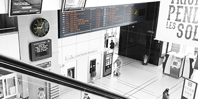Display an accurate time in a railway station or an underground station