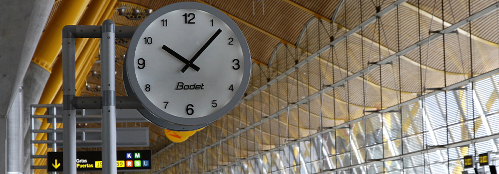 ¿Por qué resulta imprescindible visualizar una hora precisa en un aeropuerto?